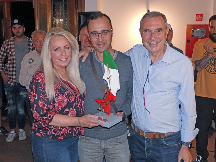 SIM Fly Festival 2022 Premio Claudio D Angelo Linda Bachand riceve il premio da Marcos Prado
